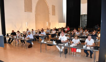 Svetniki Občinskega sveta Mestne občine Koper na seji v dvorani sv. Frančiška