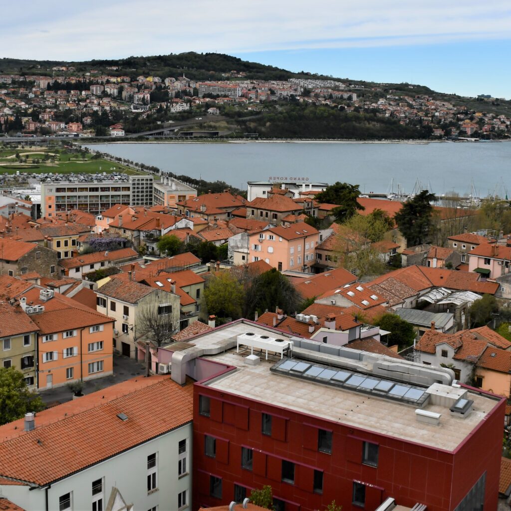 Pogled s koprskega zvonika na Markovec in Žusterno