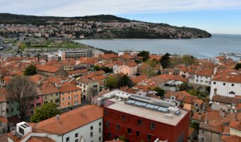 Pogled s koprskega zvonika na Markovec in Žusterno
