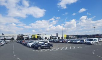 Parkirani avtomobili na parkirišču pri stadionu