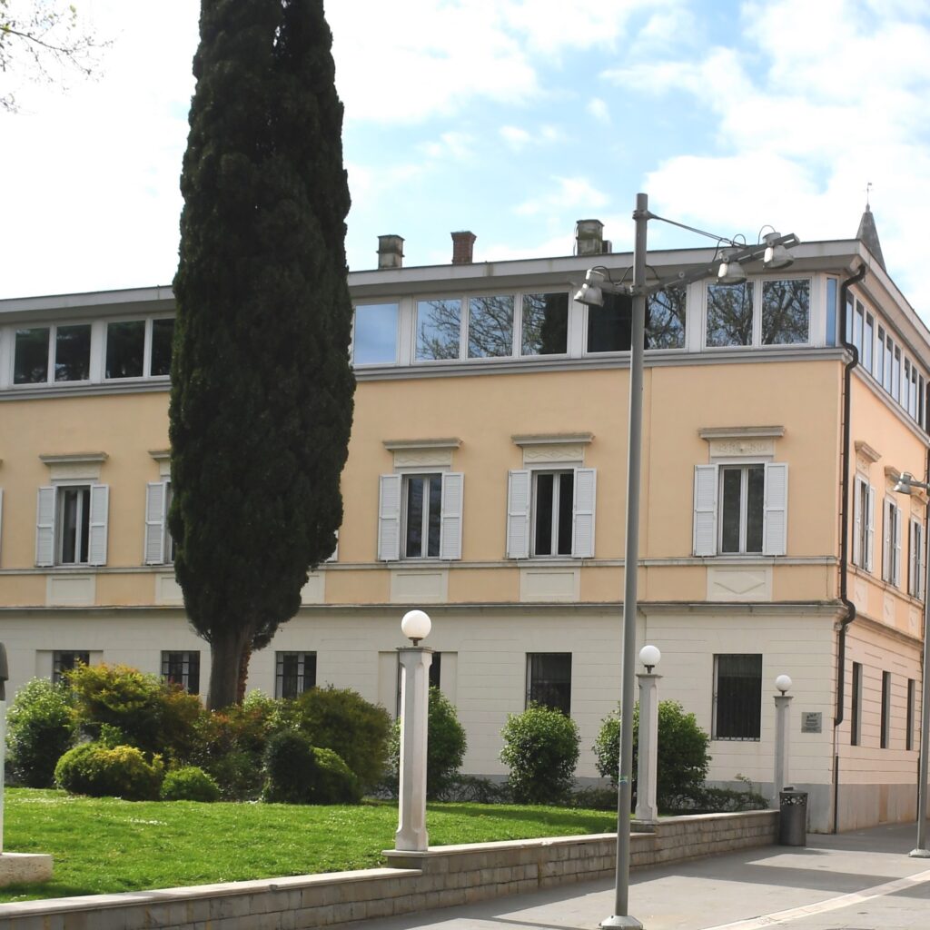 Stavba Mestne občine Koper in Verdijeva ulica