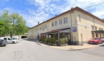 Večnamenska stavba na naslovu Dekani 210