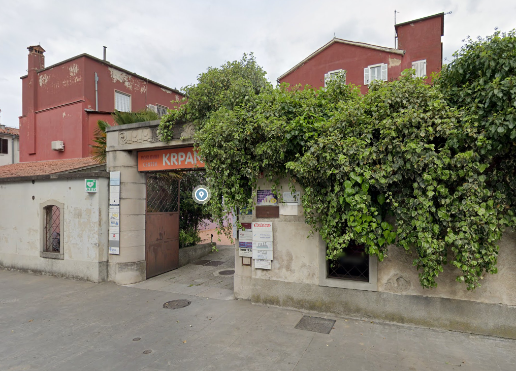 stavba na Vojkovem nabrežju 23 v Kopru